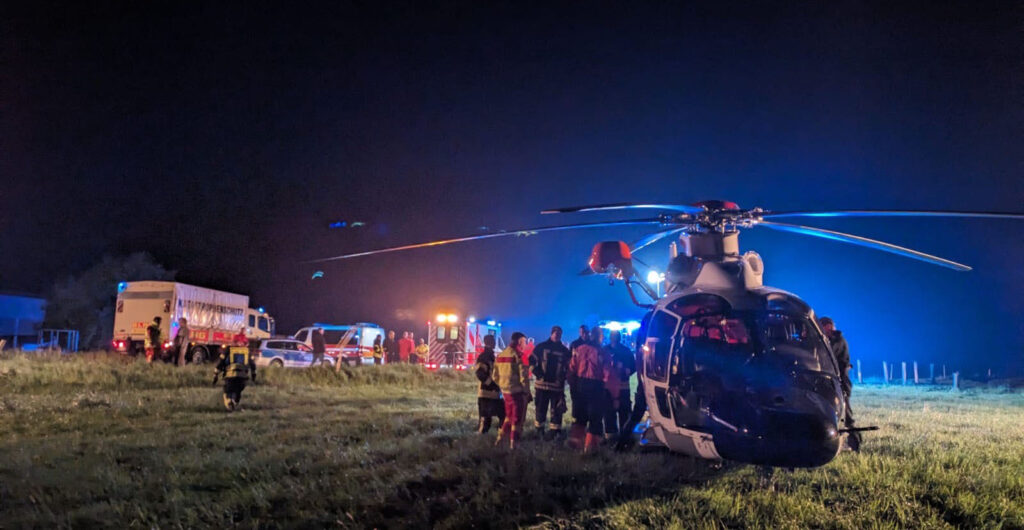 Rettungskräfte beim nächtlichen Einsatz am Grenztalmoor zwischen Tribsees und Bad Sülze © NHC Northern Helicopter